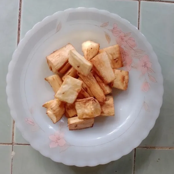 Bila sudah matang, angkat dan sajikan ketela singkong ketumbar di piring saji.