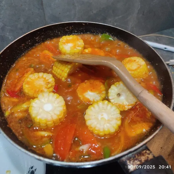 Aduk sesekali dan masukan udang yang telah digoreng