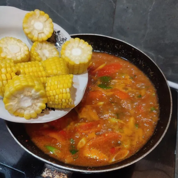 Setelah itu masukkan jagung yg telah direbus hingga meresap