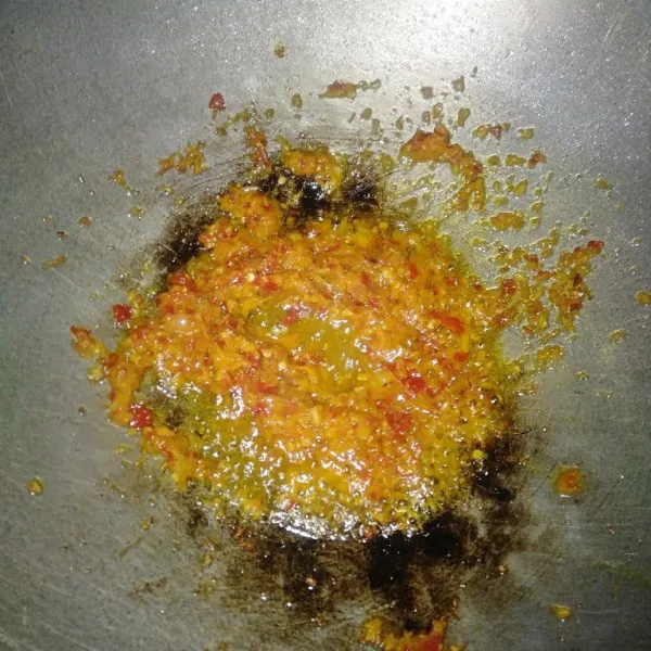 Tumis bumbu halus sampai wangi.