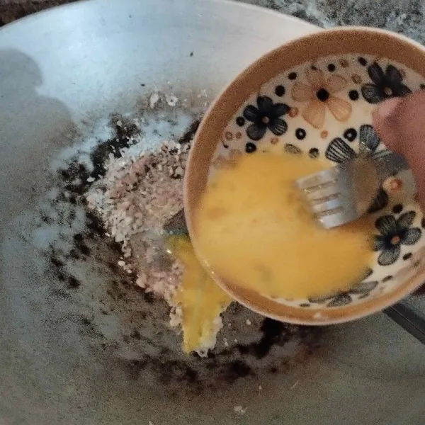 Tuangkan kocokan telur, lalu orak-arik.