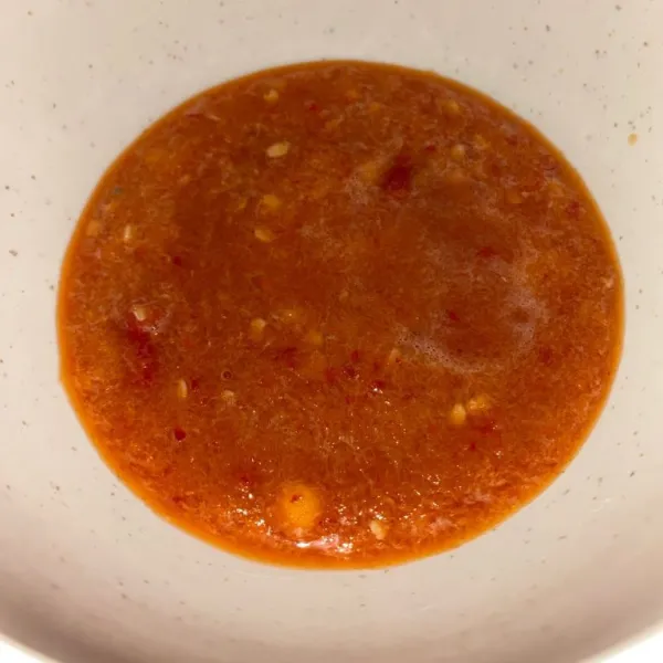 Haluskan bawang merah, bawang putih, dan cabe menggunakan blender.