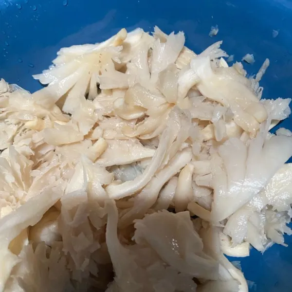 Suwir-suwir jamur tiram jangan sampai terlalu tipis.