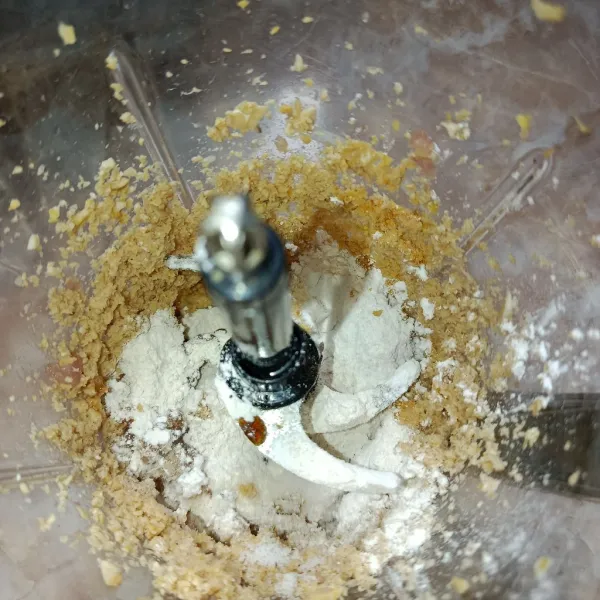 Masukkan telur, bawang putih bubuk, garam, kaldu bubuk, saus tiram, merica bubuk, tepung serbaguna, tepung tapioka, dan daun bawang.