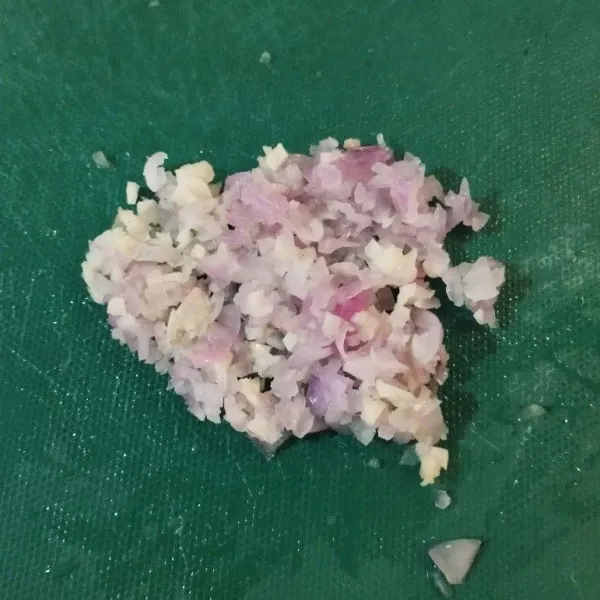 Cincang halus bawang merah dan bawang putih.