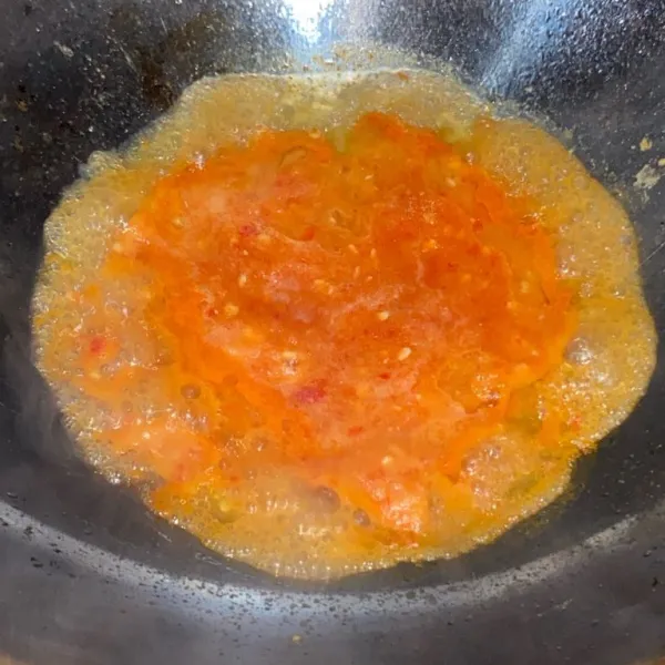 Panaskan minyak goreng, lalu masukkan bumbu halus. Bumbui dengan garam, kaldu bubuk, lada bubuk, dan gula merah. Tumis bumbu sampai matang dan tanak.