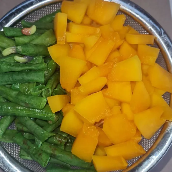 Rebus pepaya dan kacang panjang sampai layu.