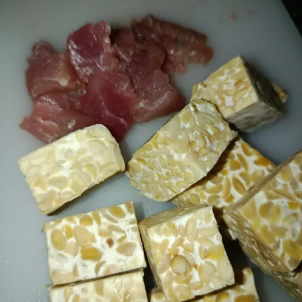 Potong-potong tempe dan ikan tuna.