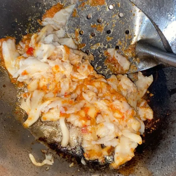 Jika sudah matang, masukkan jamur tiram, lalu aduk-aduk dan tambahkan kecap manis. Tumis sebentar saja sampai bumbu tercampur.