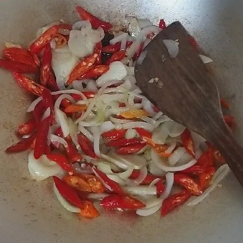 Tumis bawang putih, bawang bombay, dan cabe rawit sampai harum.