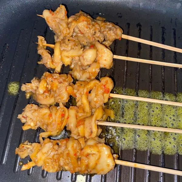 Bakar diatas kawat pemanggang atau wajan anti lengket. Jika sudah kering, angkat dan sajikan.