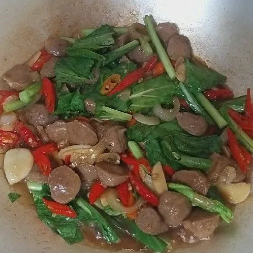 Tunggu sampe sayur sedikit layu selama 3 menit sambil di aduk.