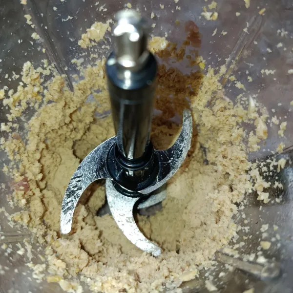 Chopper hingga halus.