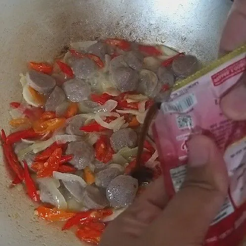 Masukkan saus tiram. Aduk rata.