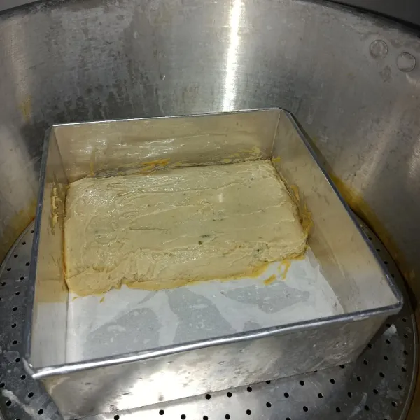 Siapkan cetakan, lalu beri kertas roti dan olesi dengan minyak agar tidak lengket. Tuangkan adonan nugget ke cetakan. lalu kukus selama 10 menit dan biarkan hingga agak dingin.
