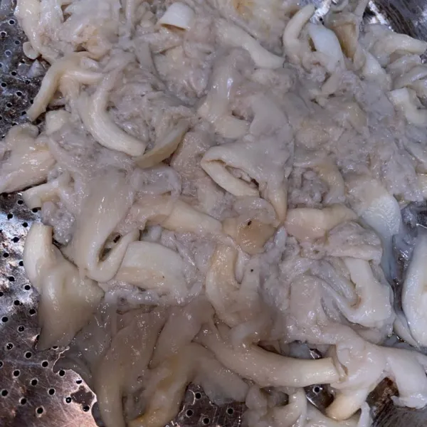 Tiriskan dan tekan-tekan agar kandungan airnya berkurang.