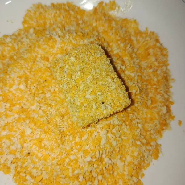 Masukkan nugget ke tepung roti, lalu balur hingga rata dan goreng hingga matang. Angkat dan tiriskan.