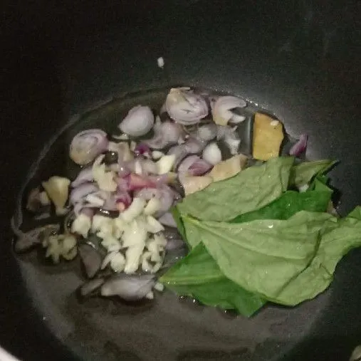 Tumis bawang merah, bawang putih, dan lengkuas , daun salam hingga bau harum