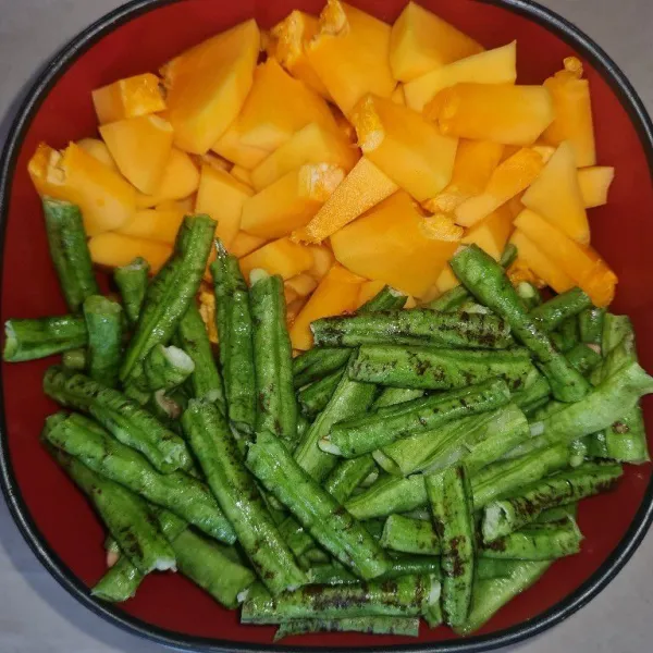 Potong kecil-kecil pepaya dan kacang panjang.