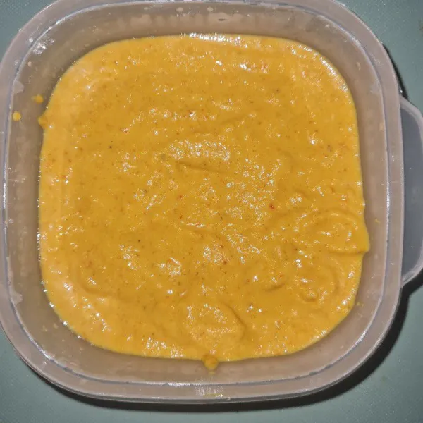 Haluskan cabe, bawang merah, bawang putih, kemiri, kunyit, jahe, dan lengkuas.