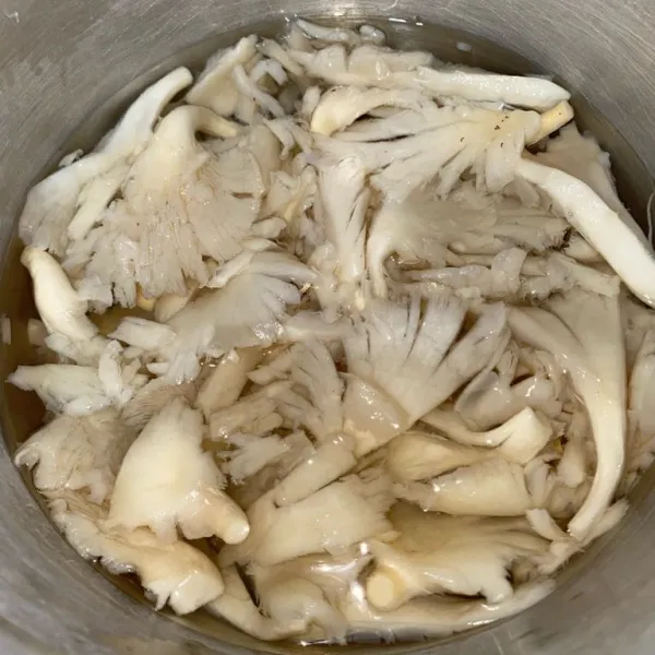 Tuangkan air panas, lalu rendam selama 10 menit agar jamur menjadi 1/2 matang dan mengurangi aroma jamur.