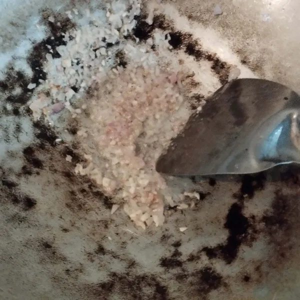 Panaskan margarin, lalu tumis bawang merah dan bawang putih hingga harum.