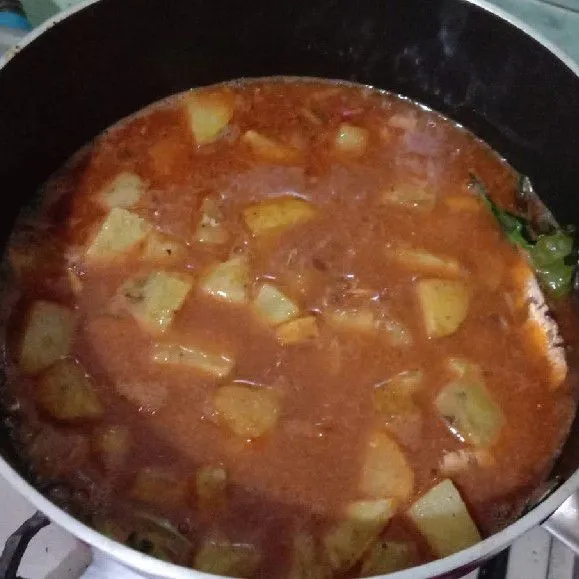 Tambahkan irisan kentang yang telah di potong sesuai selera dan di goreng setengah matang. Aduk rata kembali.