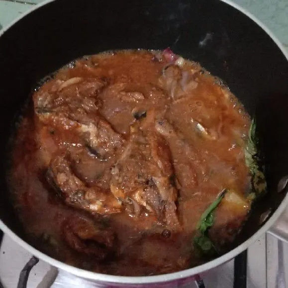 Tuangkan ikan sarden kaleng kedalam tumisan bumbu. Aduk rata.