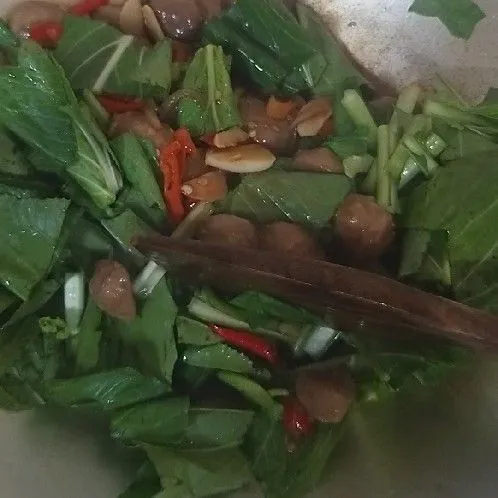 Setelah bumbu meresap, masukkan sayur sawi hijau dan aduk hingga merata.