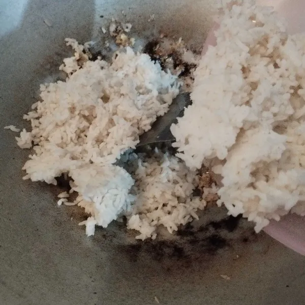 Masukkan nasi putih, lalu aduk sampai rata.