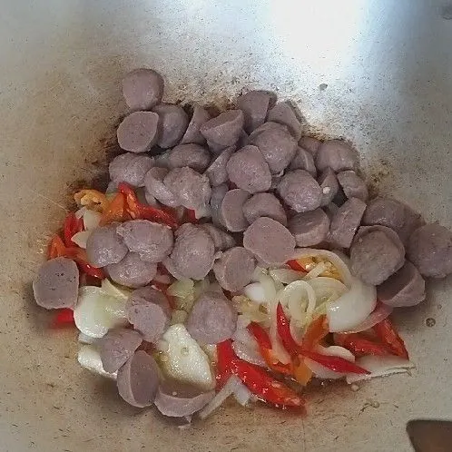 Masukkan bakso sapi yang sudah di potong menjadi 2 bagian, lalu aduk-aduk sampai merata.