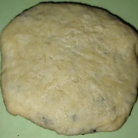 Pastikan isian tidak keluar dari kulit.