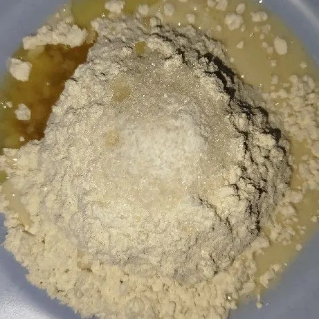 Campurkan tepung terigu, gula pasir, dan minyak goreng. Aduk sampai merata.