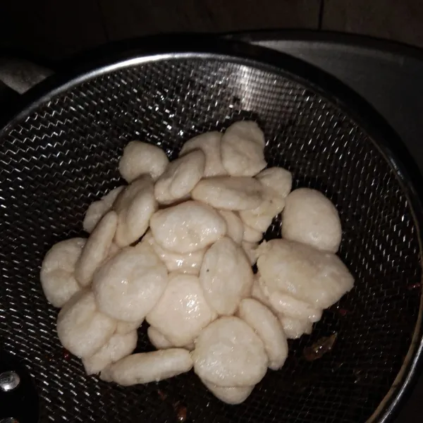 Setelah matang, angkat dan tiriskan.