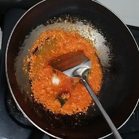 Tumis bumbu halus, lalu bumbui dengan penyedap rasa, garam, dan gula pasir. Masukkan tongkol yang sudah di suwir dan masak sampai matang.