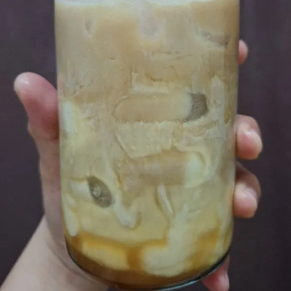 Tambahkan fresh milk, es batu lalu kopi yang sudah dilarutkan. Dan kopi siap dinikmati bersama cemilan favorit.