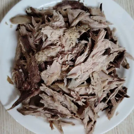 Suwir-suwir ikan tongkol dan buang durinya.