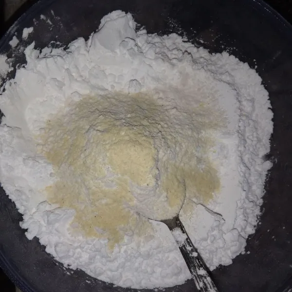 Campurkan garam, penyedap rasa, bawang putih bubuk, tepung terigu, tepung tapioka, lalu aduk sampai rata.