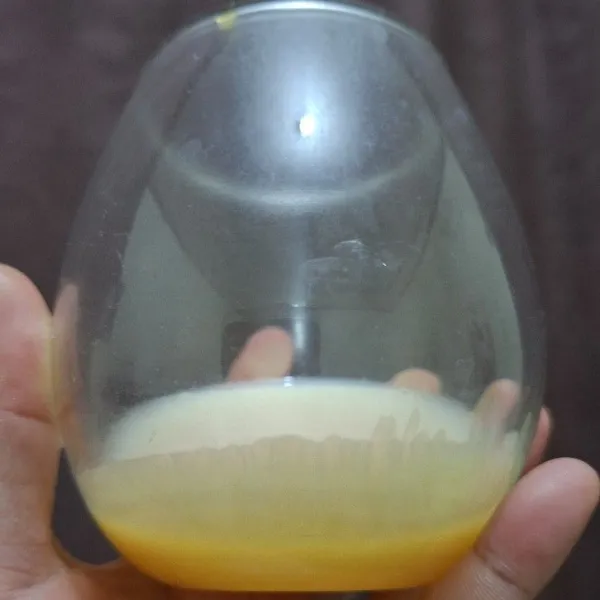 Larutkan susu kental manis dan keju dengan sedikit air hangat, lalu aduk sampai larut, dan larutkan pula kopi pada wadah yang lain