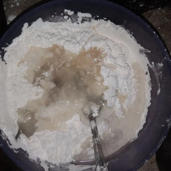 Tuangkan air mendidih sedikit demi sedikit. Aduk rata.