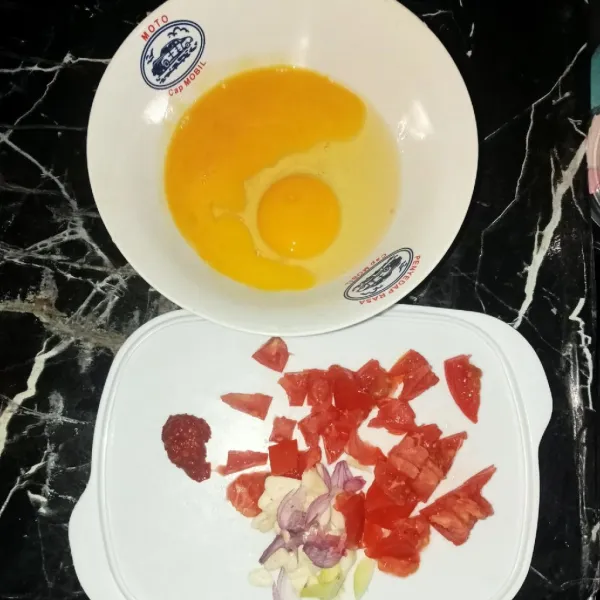 Siapkan 2 butir telur dalam wadah/mangkok dan iris bawang merah,bawang putih,daun bawang dan tomat
