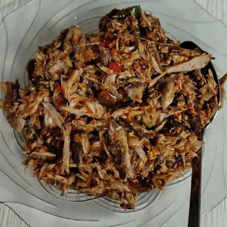 Setelah matang, isikan tongkol suwir ke dalam kulit lumpia.