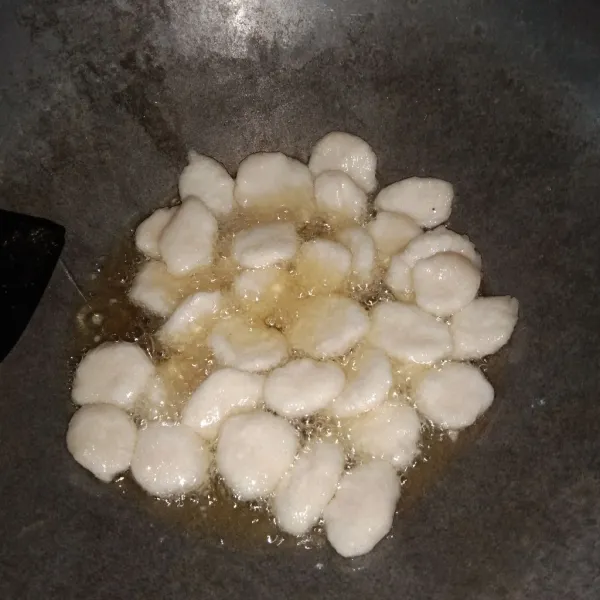 Nyalakan kompor, lalu goreng sesuai selera.