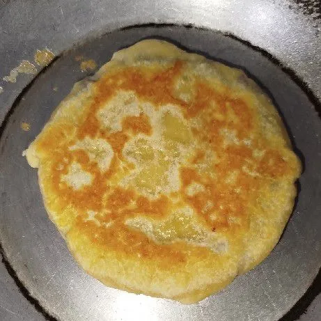 Panaskan wajan dan panggang menggunakan api kecil selama 10 menit dan bolak-balik agar tidak gosong.