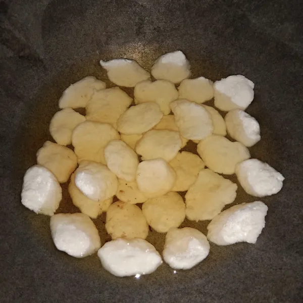 Bentuk adonan, lalu masukkan ke dalam minyak dingin.