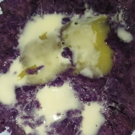 Tambahkan susu kental manis, lalu aduk sampai tercampur rata. Sisihkan.