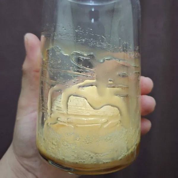 Masukkan susu kental manis yang sudah dilarutkan kedalam gelaa yang sudah berisi karamel