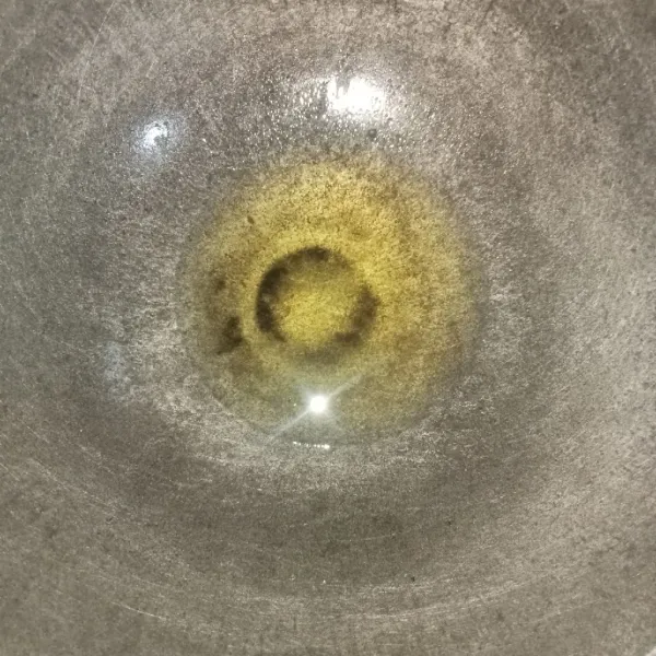 Panaskan minyak goreng