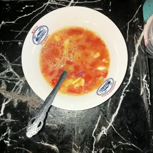 Tambahkan garam dan kaldu jamur secukupnya, lalu kocok rata dengan sendok garpu