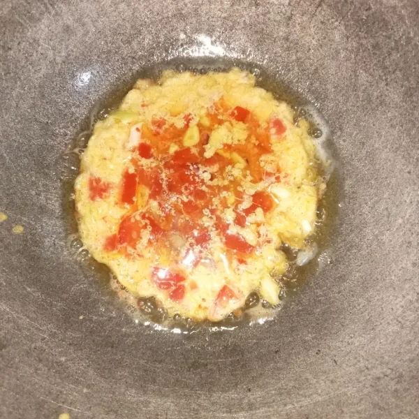 Masukkan kocokan telur masak dengan api kecil